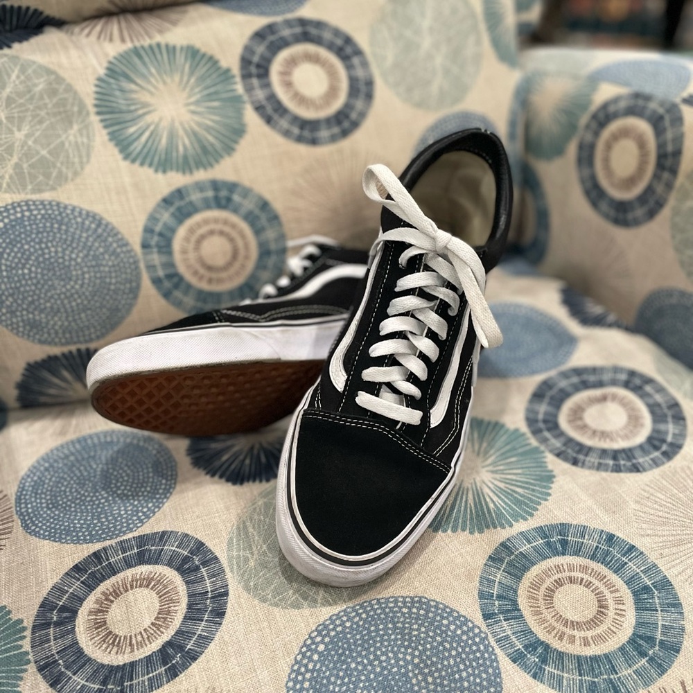 Skateboarding shoes
Men’s classic BLACK VANS 10.5